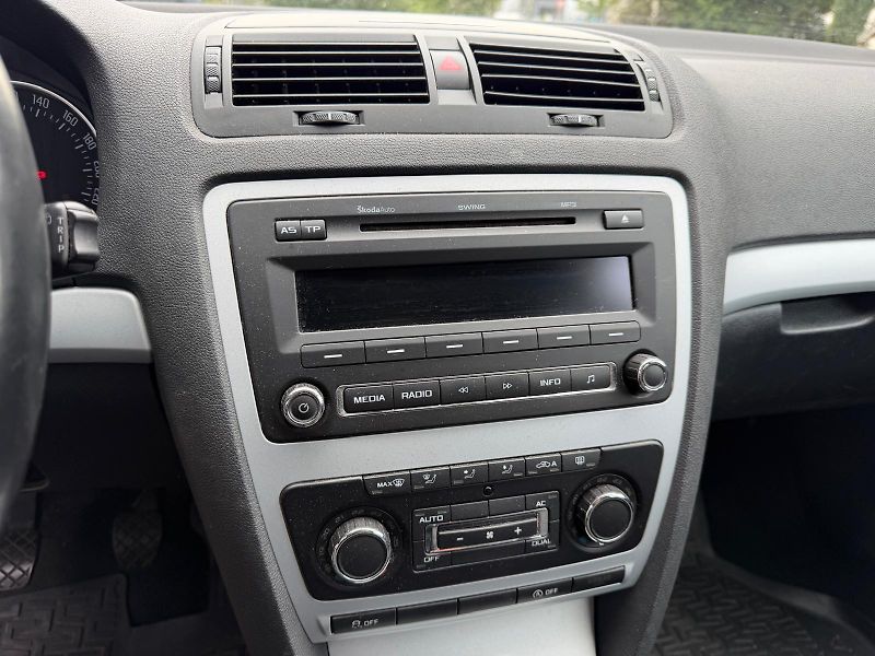 Škoda Octavia 1,6 TDI Ambiente Combi  - fotka 20 z 21