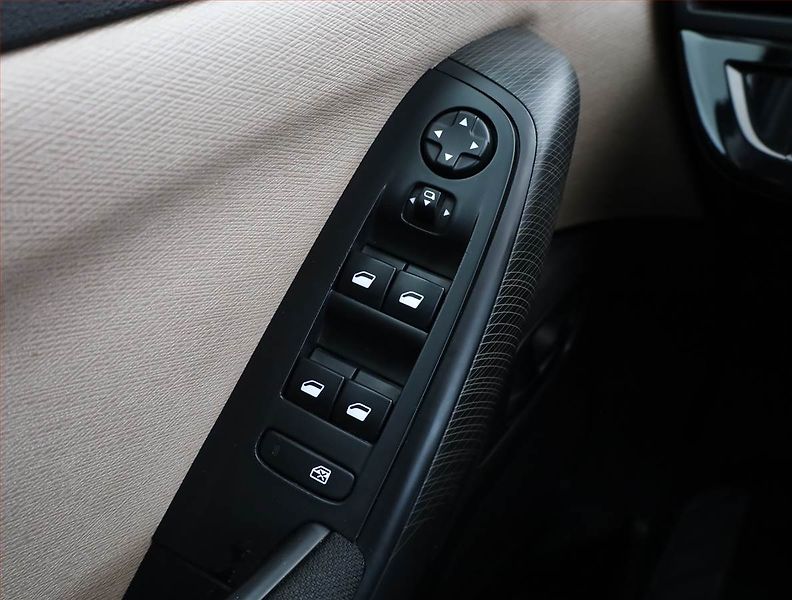 Citroën C4 Picasso (2015) 1.6 BlueHDi, Navi, Tempomat - fotka 13 z 15