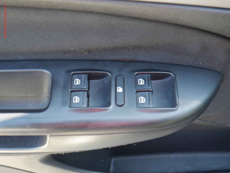 Škoda Octavia (2010) 1.6TDi, Navi, xenon - fotka 11 z 18