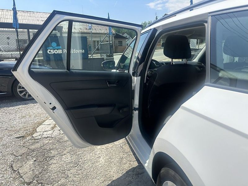 Škoda Fabia 1.0 TSI 70kW Ambition Combi - fotka 19 z 23