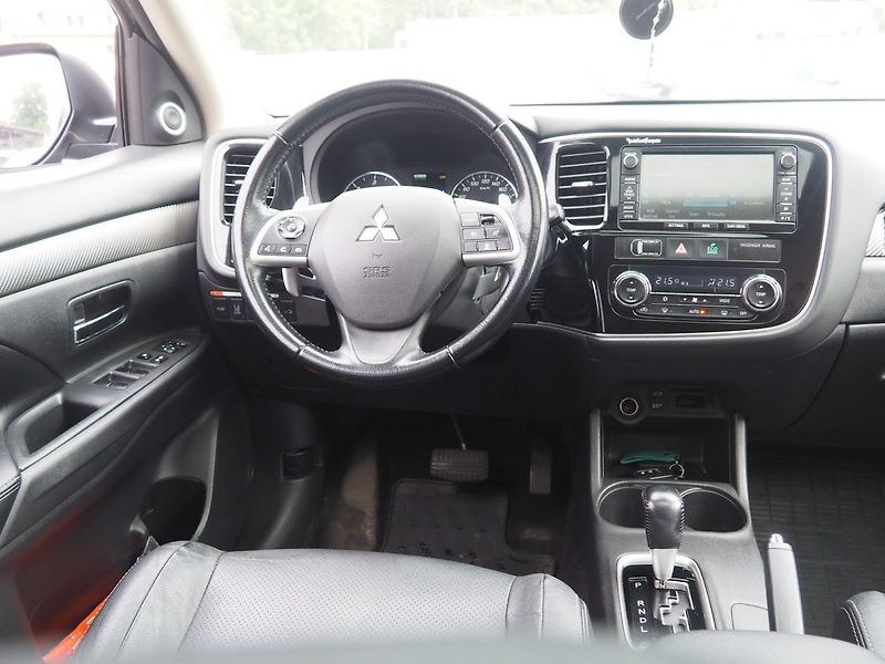 Mitsubishi Outlander (2014) 2.2 D-ID AT Instyle, AWD, 7m - fotka 18 z 41