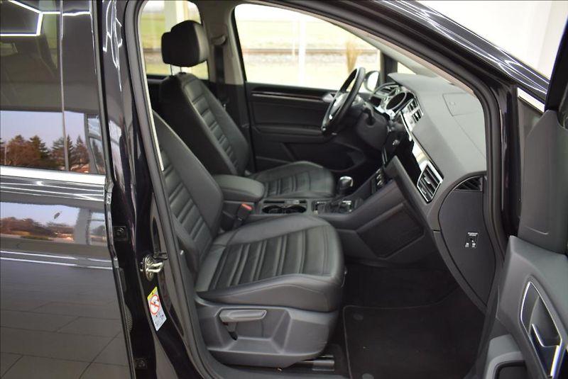 Volkswagen Touran 2,0 TDi, 7-míst,DSG,NAVI,KŮŽE, - fotka 17 z 41