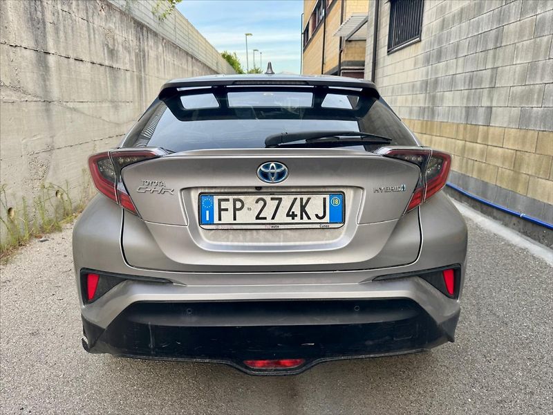 Toyota C-HR 1,8 i 72kw Hybrid e-CVT - fotka 6 z 29