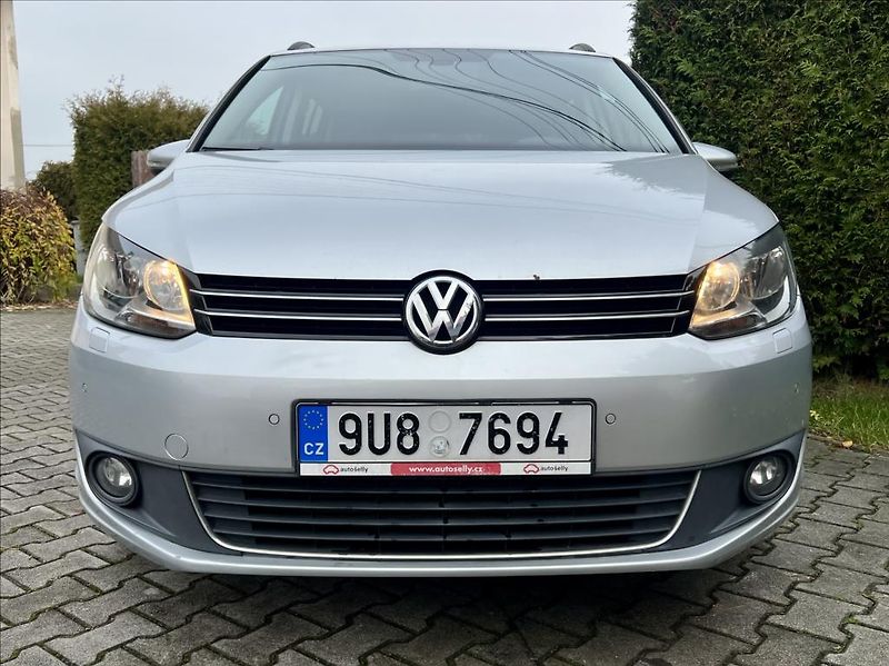 Volkswagen Touran 1,6 TDi  NAVI / kamera / ALU - fotka 8 z 44