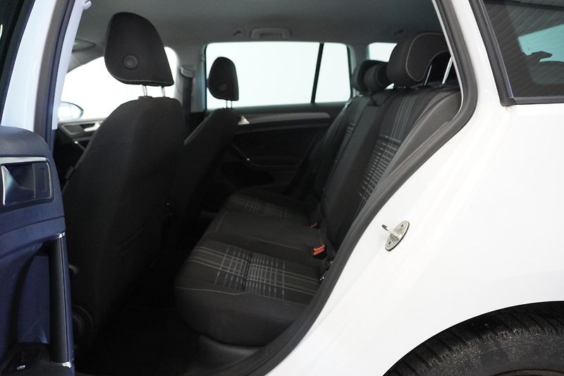 Volkswagen Golf 1.6 TDi - fotka 22 z 29