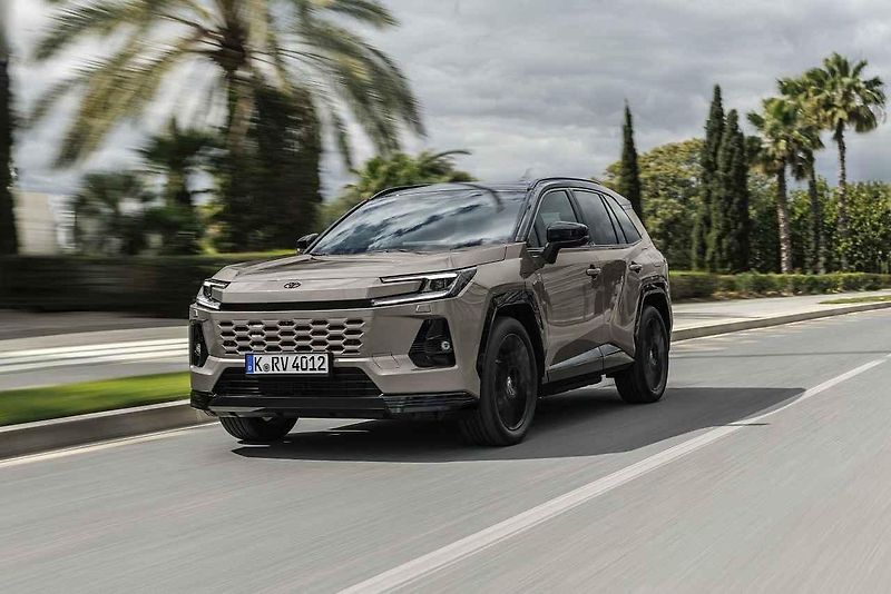 Toyotu RAV 4 jsme mohli zkoušet i na komunikacích s nezpevněným povrchem.