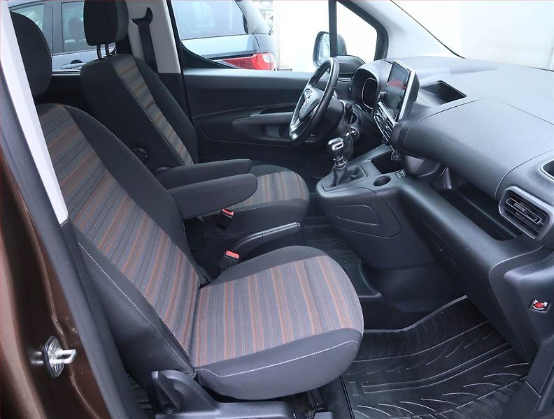 Opel Combo (2019) 1.2 Turbo, 5Míst, ČR - fotka 9 z 15