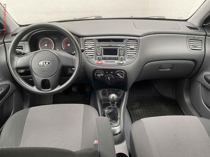 Kia Rio (2011) 1.4i, ČR, AC - fotka 8 z 15
