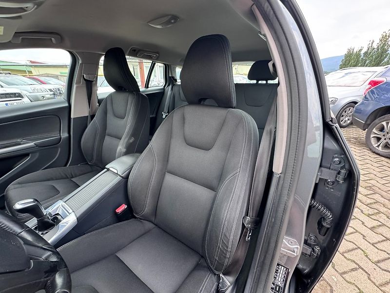Volvo V60 (2016) D2 2,0D 88 KW TAŽNÉ - fotka 20 z 48