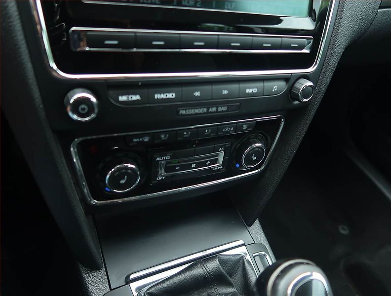 Škoda Superb (2011) 1.4 TSI, Tempomat - fotka 17 z 17