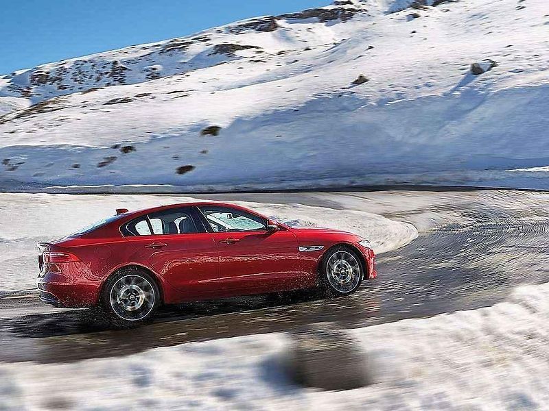 Jaguar XE.