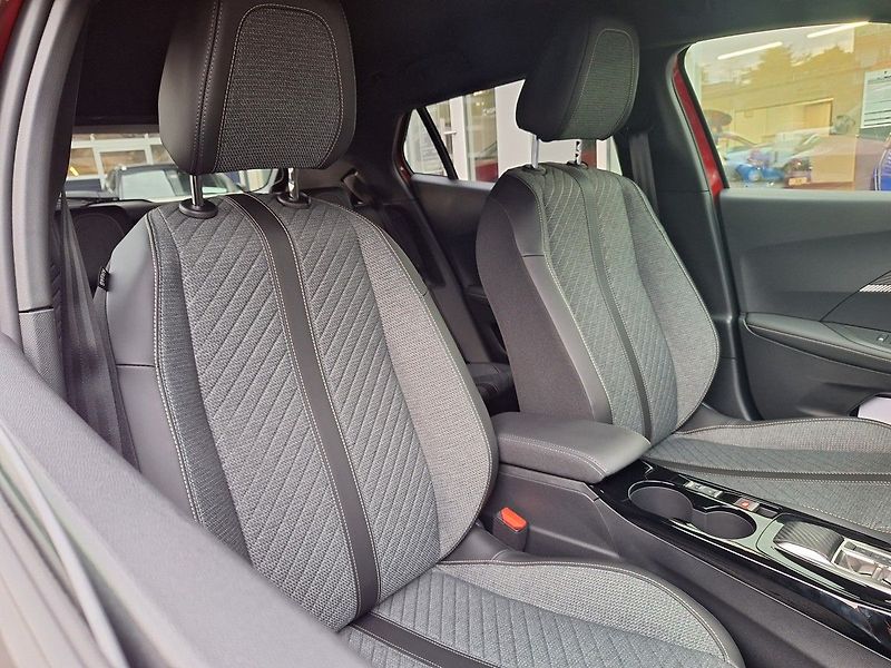 Peugeot 2008 (2026) e-ALLURE 115 kW / 156 k (Bater - fotka 13 z 23
