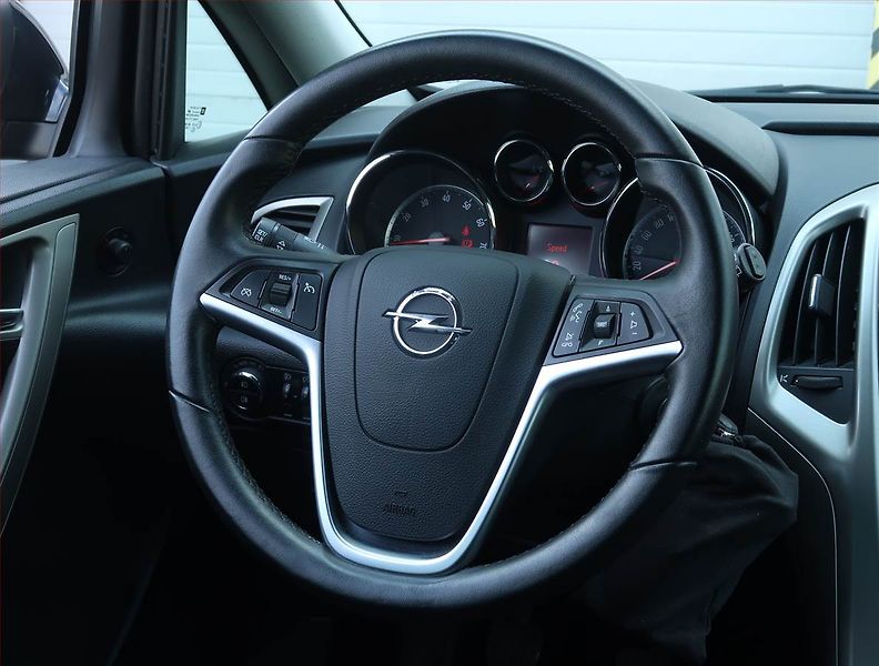 Opel Astra (2011) 1.4 T, Tempomat, Park. senzory - fotka 18 z 18