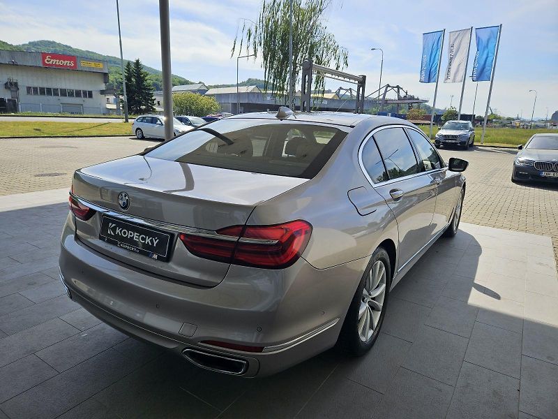 BMW Řada 7 (2016) 740Ld xDrive - fotka 7 z 18