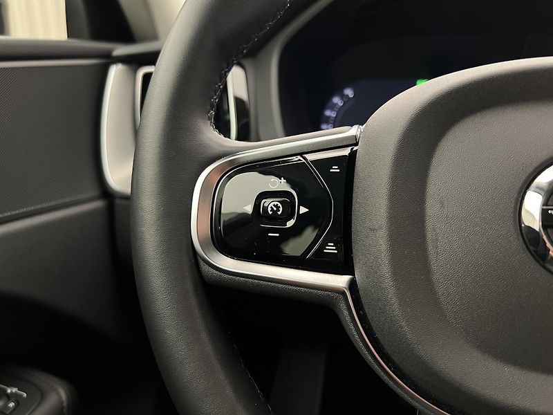 Volvo XC60 B4 AWD DARK PLUS AUT - fotka 23 z 39