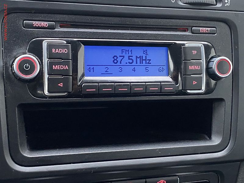 Volkswagen Golf (2010) 1.6 TDi, Trendline, AC - fotka 14 z 15