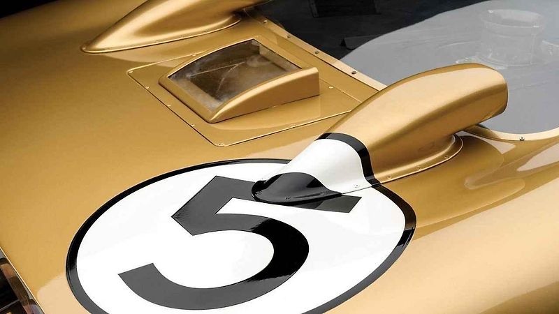Trojice Fordů GT40 vítězících v závodě 24 hodin Le Mans v roce 1966.