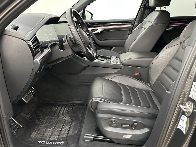 Volkswagen Touareg 3.0 TSI 4x4 R-Line - fotka 24 z 34