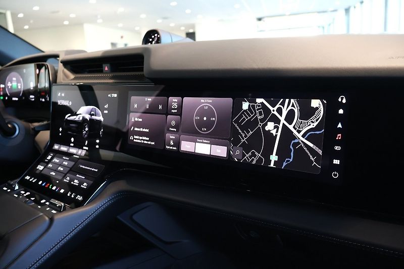 Porsche Cayenne Electric Pano HuD Venti HD-Mat - fotka 19 z 22