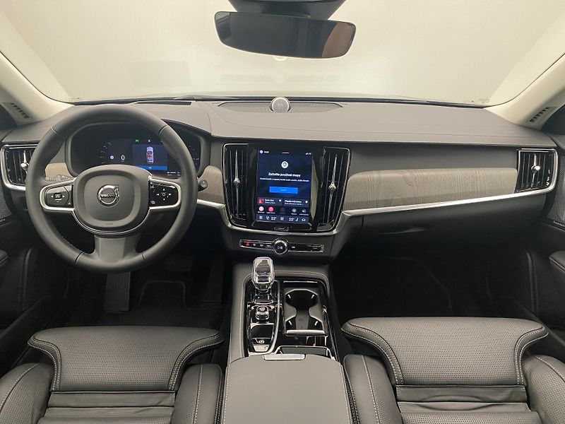 Volvo V90 T8 AWD RECHARGE REZERVACE - fotka 2 z 58