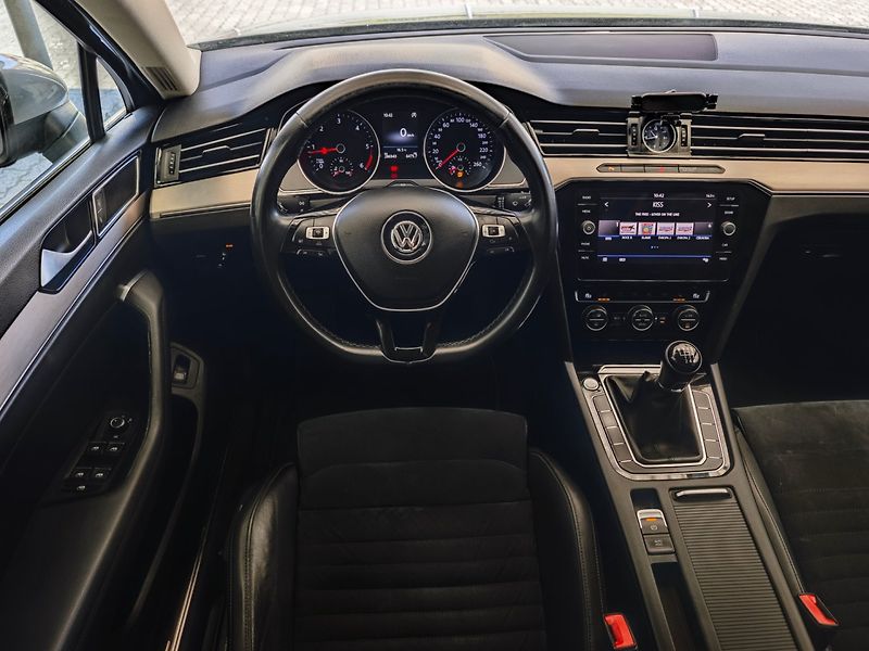 Volkswagen Passat (2017) 2.0 TDi Highline ACC Manuál - fotka 15 z 36