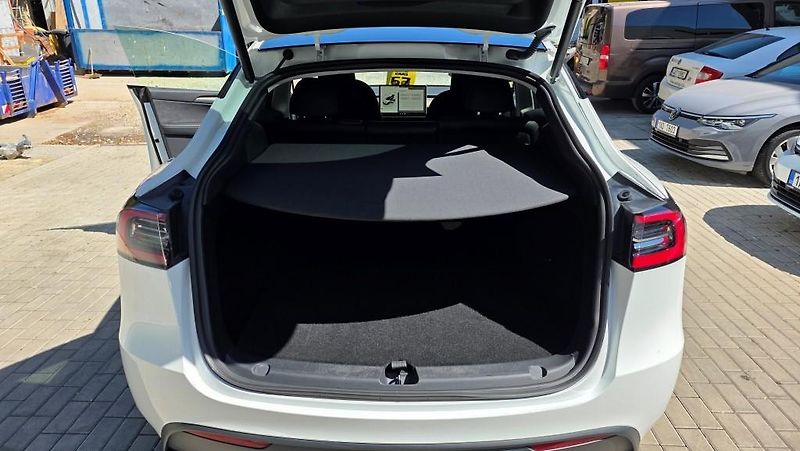 Tesla Model Y (2023) Long Range AWD DE SoH 92,4% - fotka 10 z 41