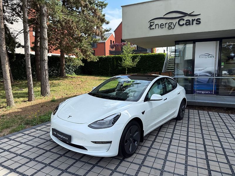 Tesla Model 3 Long Range AWD - fotka 1 z 41