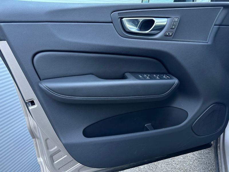 Volvo XC60 PLUS DARK B5, FULL LED - fotka 8 z 24