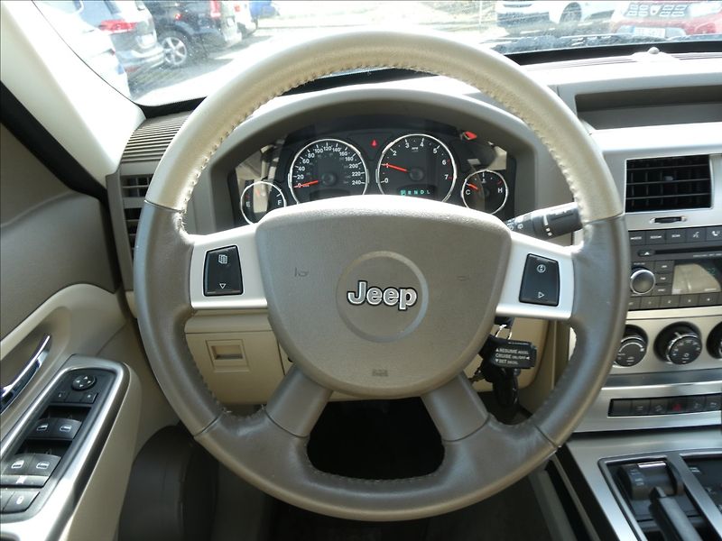 Jeep Cherokee 3,7 L 151kW 4x4, automat - fotka 25 z 37