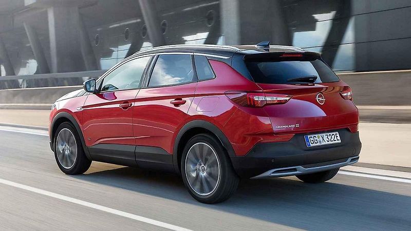Středně velké SUV kombinuje přeplňovaný zážehový čtyřválec 1,6 se 147 kW (200 koní) se dvěma elektromotory, přičemž každý z nich generuje 80 kW (109 koní).