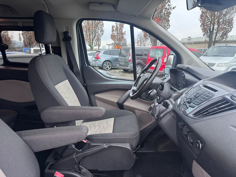 Ford Tourneo Custom (2018) 2,0D 125KW 8 MÍST TITAN 1.MAJ - fotka 36 z 49