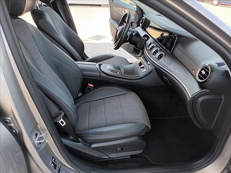 Mercedes-Benz Třídy E 2,0 220d,AMG,4MATIC,PANO,9G - fotka 21 z 33