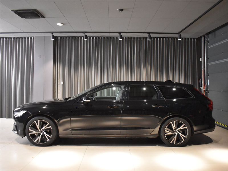 Volvo V90 2,0 B5 AWD Ultimate Pano,BLIS - fotka 2 z 30