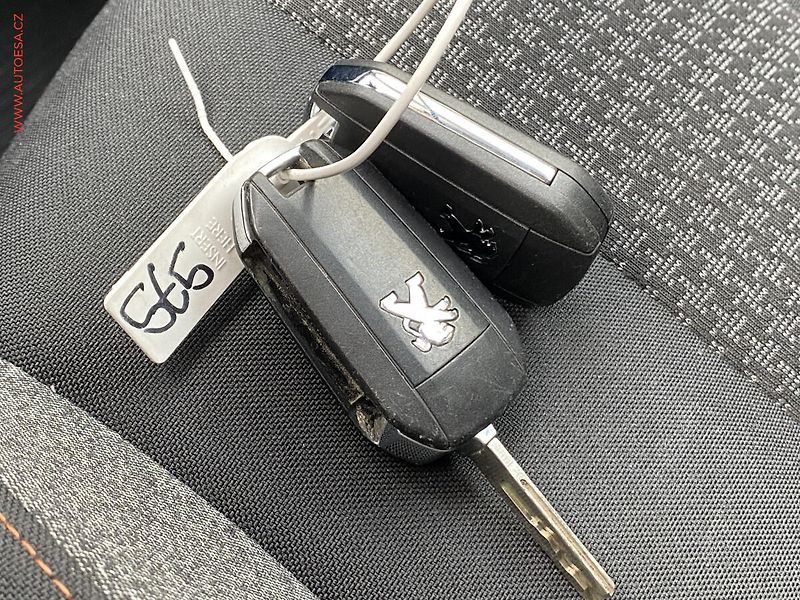 Peugeot 3008 (2018) 2.0 HDi, ČR, Active - fotka 18 z 19