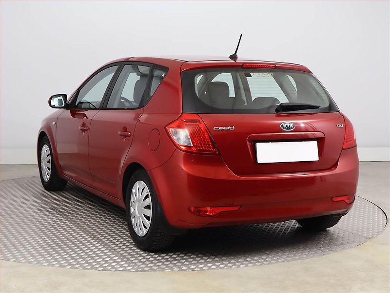Kia Ceed (2009) 1.6 CRDi, po STK, pěkný stav - fotka 4 z 13