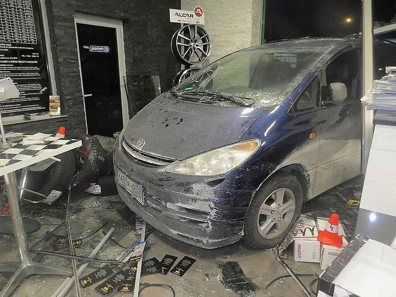 Auto vjelo do prodejny.