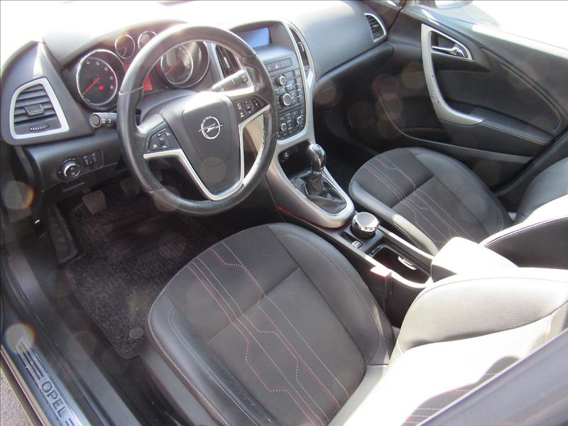 Opel Astra 1,4 Turbo 103kW - fotka 9 z 32