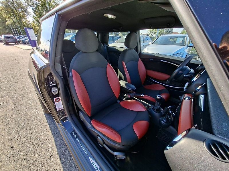 Mini Cooper JOHN WORKS 1,6i 155kW M6 - fotka 15 z 23