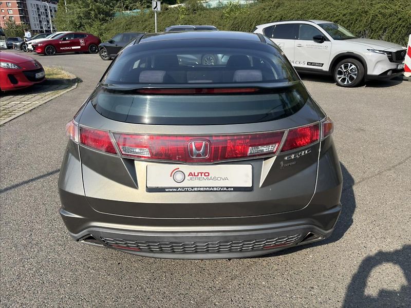Honda Civic 1,8 V-Tec 103kW 1.ČR SERVISKA - fotka 4 z 31
