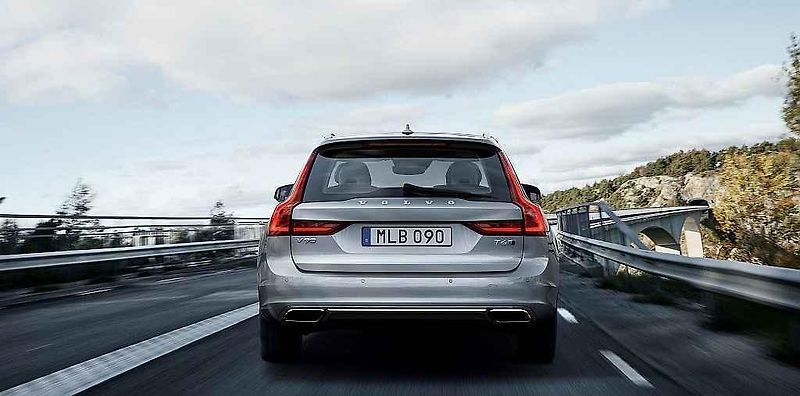 Volvo V90.