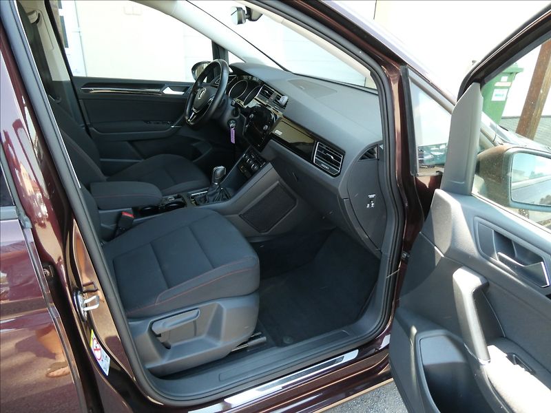 Volkswagen Touran 1,4 TSi 110kW DSG, navi, závěs - fotka 20 z 43