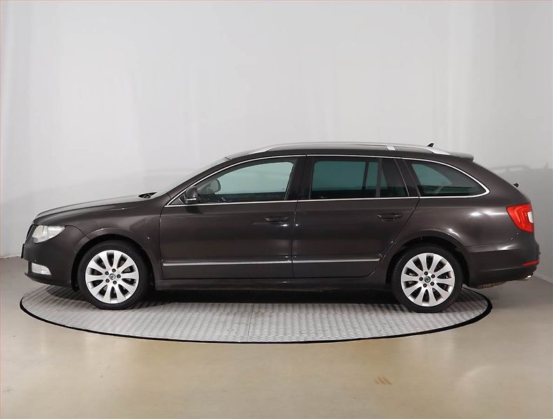 Škoda Superb (2010) 2.0 TDI, Navi, Xenony - fotka 3 z 24