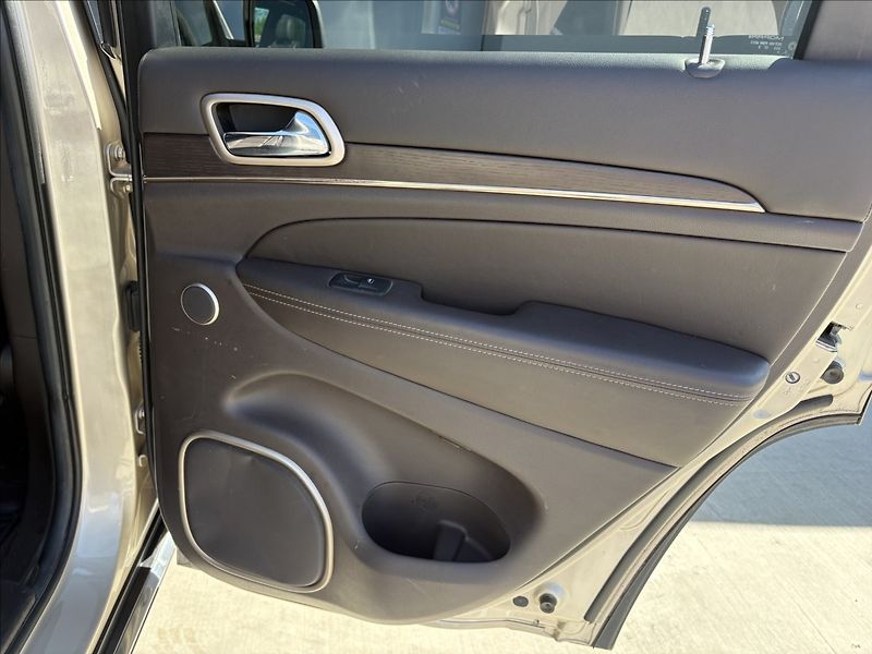 Jeep Grand Cherokee 3,0 CRD 184KW SUMMIT ČR.1.MAJ. - fotka 22 z 38