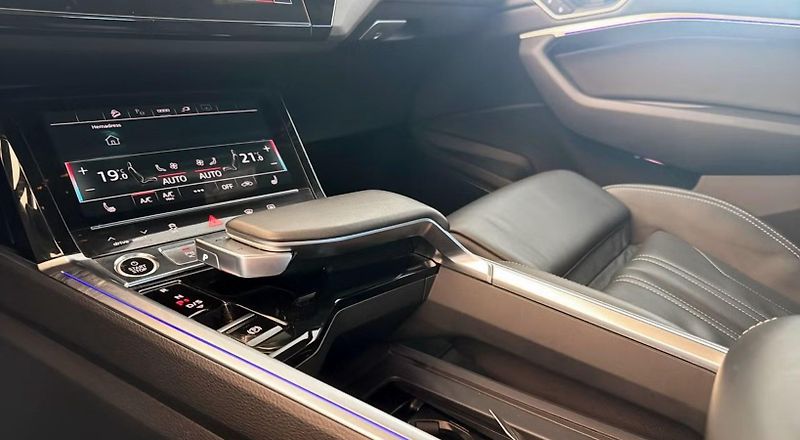 Audi Q8 e-tron SB 50 Q 360k Pano Matrix Tažné - fotka 15 z 21
