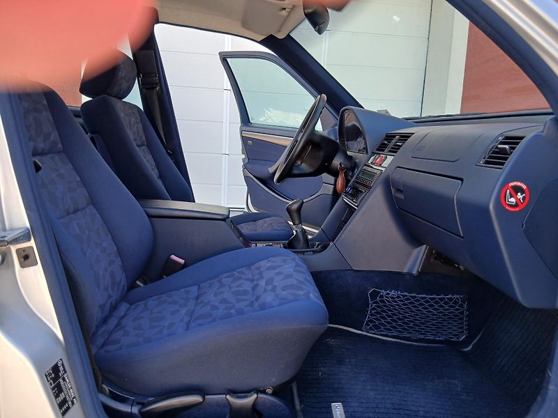 Mercedes-Benz Třídy C 200K 1.MAJ - fotka 13 z 31