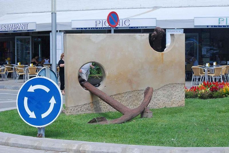 Kruhový objezd nemusí plnit jen funkci zjednodušení provozu, ale může se stát prostorem pro zajímavý urbanistický prvek. Na snímku je kruhák s Vítězným obloukem v Paříži.