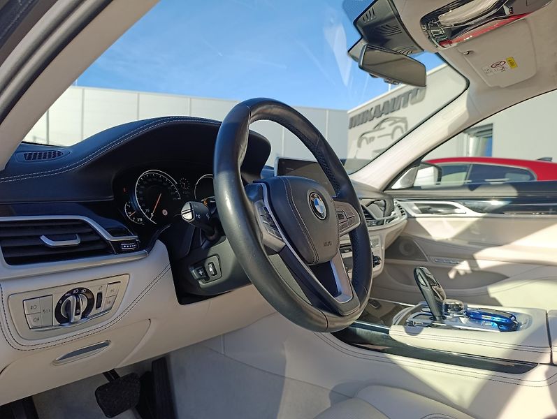 BMW Řada 7 750Li xDRIVE ČR 1.MAJ DPH - fotka 12 z 47