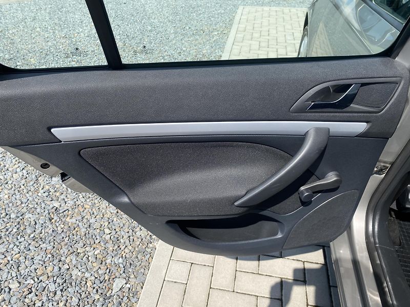 Škoda Octavia 1.6i 75kW - KLIMATIZACE - PDC - fotka 20 z 35