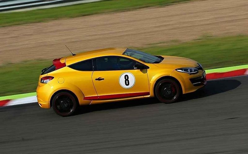 Rychlé Renaulty na Autodromu v Mostě.