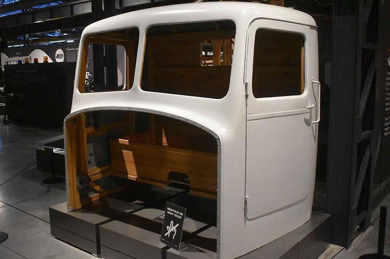 Tatra 111 ve válečné (vlevo) i poválečné verzi